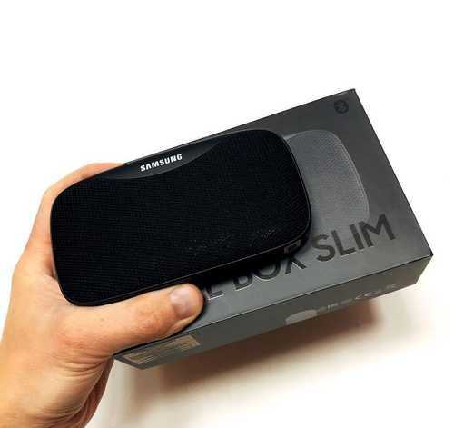 Первое, что бросается у Samsung Level Box Mini из коробки где мы найдем только дополнительный кабель USB  MicroUSB, его размер,
