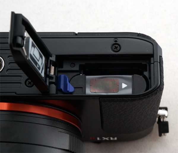 Sony Cybershot RX1R II является топовой камерой Sony При цене  3300, это просто одна из самых дорогих компактных камер на рынке